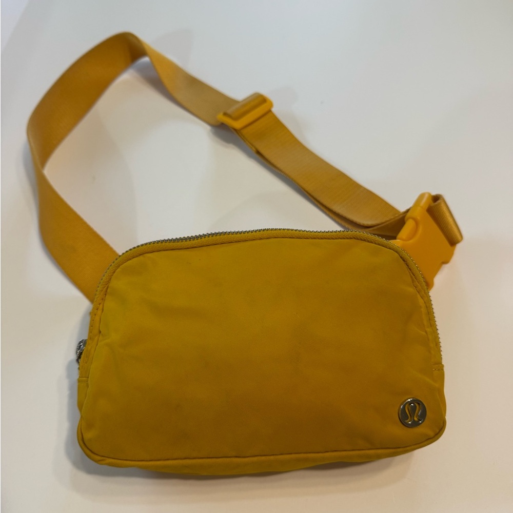 Lululemon everywhere belt bag